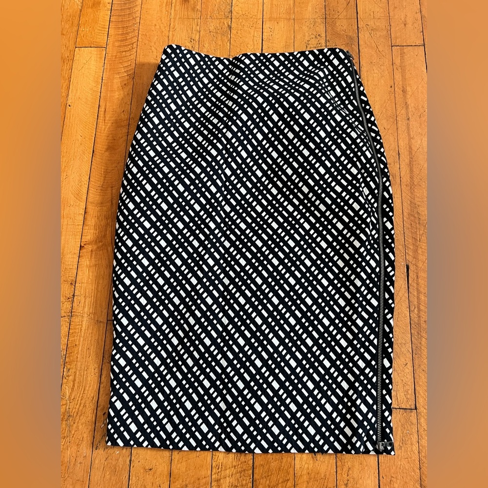 Express Black & White Pencil Skirt with Side Zipper - Size 4